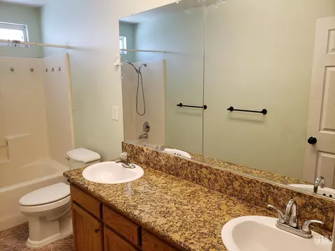 Bath - 285 E Ash Ave, Shafter, CA 93263 photo 1 of 4