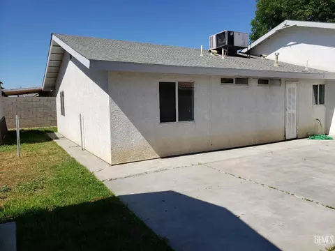 Exterior - 285 E Ash Ave, Shafter, CA 93263 photo 7 of 9