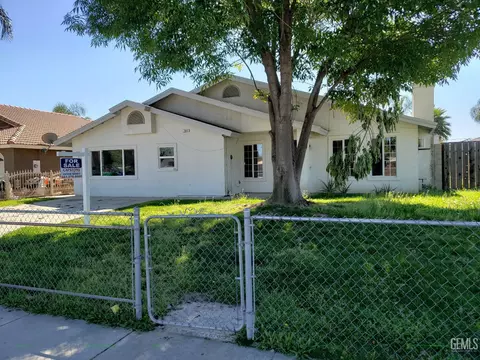 Exterior - 285 E Ash Ave, Shafter, CA 93263 photo 2 of 9