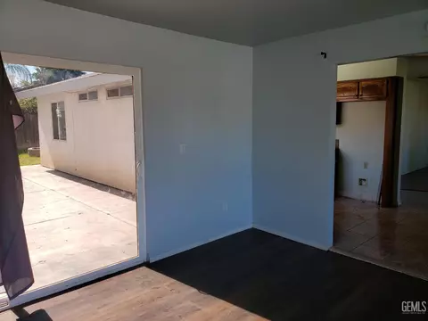 Living - 285 E Ash Ave, Shafter, CA 93263 photo 7 of 8