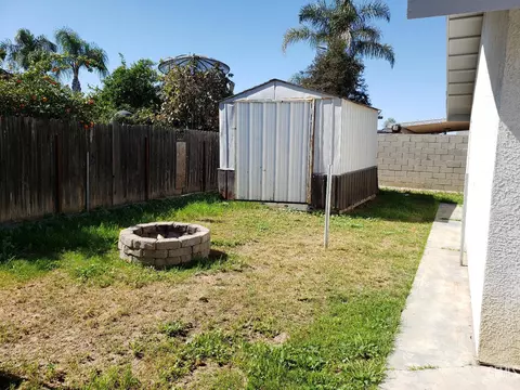 Exterior - 285 E Ash Ave, Shafter, CA 93263 photo 5 of 9