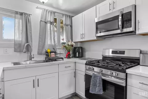 Kitchen - 348 Broadway St, Wasco, CA 93280 photo 3 of 4