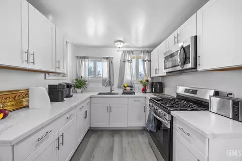 Kitchen - 348 Broadway St, Wasco, CA 93280 photo 2 of 4