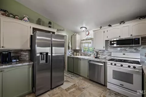 Kitchen - 472 Eaglecrest Rd, Bakersfield, CA 93308 photo 1 of 3