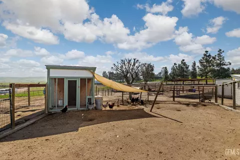 Exterior - 472 Eaglecrest Rd, Bakersfield, CA 93308 photo 3 of 22