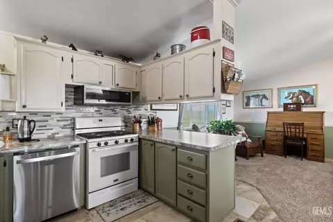 Kitchen - 472 Eaglecrest Rd, Bakersfield, CA 93308 photo 3 of 3