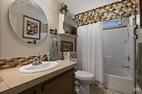 Bath - 472 Eaglecrest Rd, Bakersfield, CA 93308 photo 2 of 2