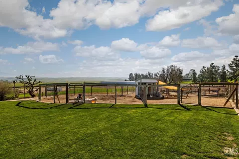 Exterior - 472 Eaglecrest Rd, Bakersfield, CA 93308 photo 1 of 22