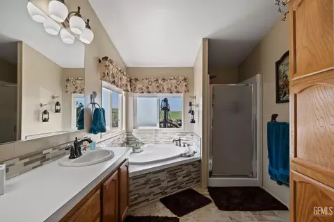 Bath - 472 Eaglecrest Rd, Bakersfield, CA 93308 photo 1 of 2