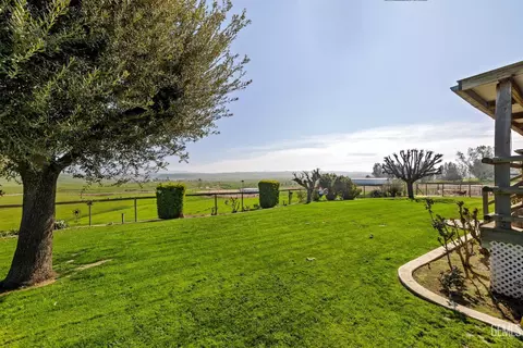 Exterior - 472 Eaglecrest Rd, Bakersfield, CA 93308 photo 15 of 22