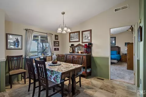 Dining - 472 Eaglecrest Rd, Bakersfield, CA 93308 photo 1 of 1