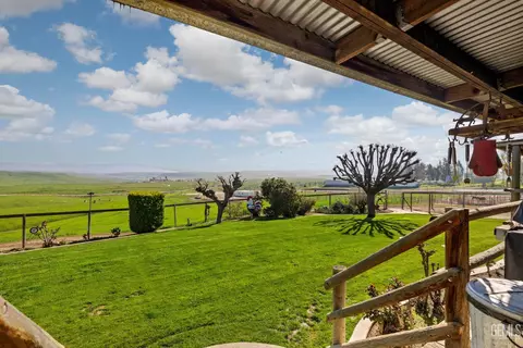 Exterior - 472 Eaglecrest Rd, Bakersfield, CA 93308 photo 5 of 22
