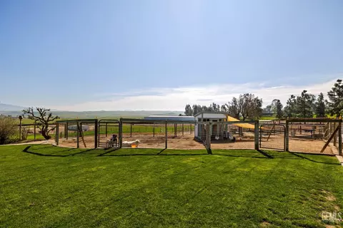 Exterior - 472 Eaglecrest Rd, Bakersfield, CA 93308 photo 10 of 22