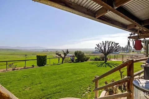 Exterior - 472 Eaglecrest Rd, Bakersfield, CA 93308 photo 18 of 22