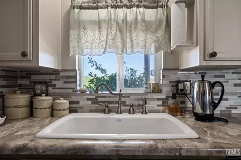 Kitchen - 472 Eaglecrest Rd, Bakersfield, CA 93308 photo 2 of 3