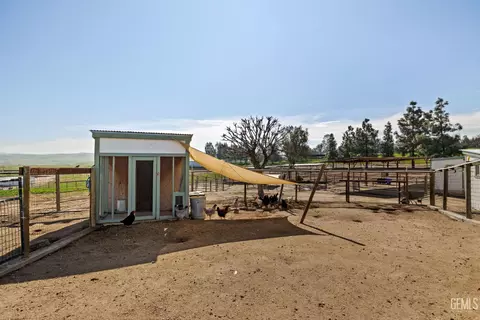 Exterior - 472 Eaglecrest Rd, Bakersfield, CA 93308 photo 9 of 22