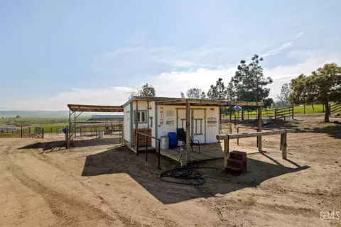 Exterior - 472 Eaglecrest Rd, Bakersfield, CA 93308 photo 19 of 22