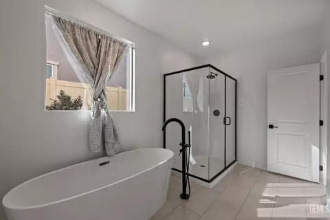 Bath - 1360 Bodega Dr, Tehachapi, CA 93561 photo 2 of 5