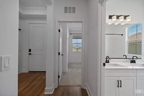 Entry Way - 1360 Bodega Dr, Tehachapi, CA 93561 photo 4 of 6
