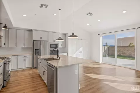 Kitchen - 1360 Bodega Dr, Tehachapi, CA 93561 photo 2 of 7