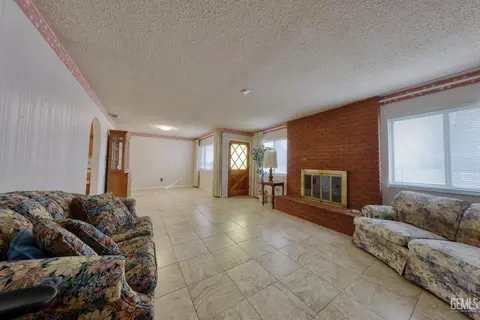 Living - 701 Pauley St, Tehachapi, CA 93561 photo 2 of 5