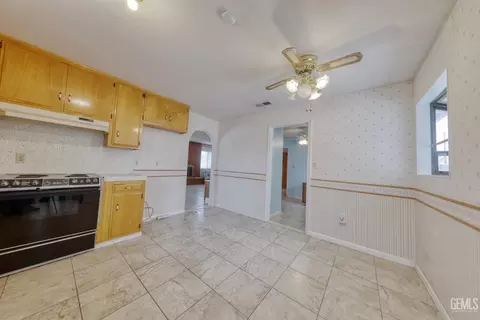 Entry Way - 701 Pauley St, Tehachapi, CA 93561 photo 1 of 3