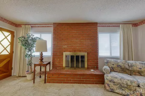 Living - 701 Pauley St, Tehachapi, CA 93561 photo 4 of 5