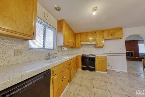 Kitchen - 701 Pauley St, Tehachapi, CA 93561 photo 2 of 6