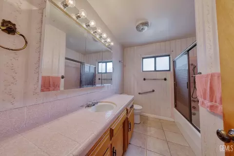 Bath - 701 Pauley St, Tehachapi, CA 93561 photo 3 of 5