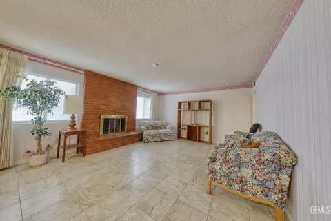 Living - 701 Pauley St, Tehachapi, CA 93561 photo 3 of 5