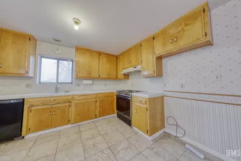 Kitchen - 701 Pauley St, Tehachapi, CA 93561 photo 1 of 6