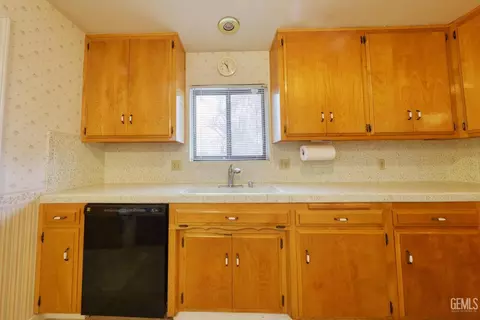 Kitchen - 701 Pauley St, Tehachapi, CA 93561 photo 4 of 6