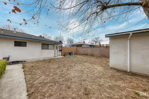 Exterior - 701 Pauley St, Tehachapi, CA 93561 photo 5 of 9