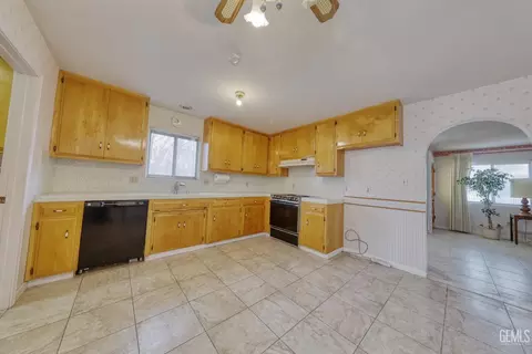 Kitchen - 701 Pauley St, Tehachapi, CA 93561 photo 6 of 6
