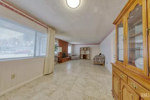 Living - 701 Pauley St, Tehachapi, CA 93561 photo 5 of 5