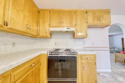 Kitchen - 701 Pauley St, Tehachapi, CA 93561 photo 3 of 6
