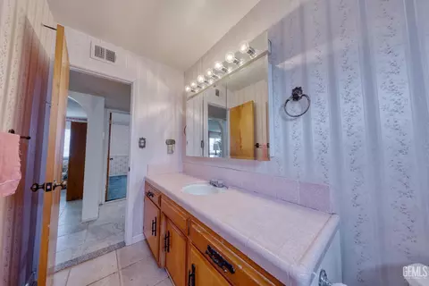 Bath - 701 Pauley St, Tehachapi, CA 93561 photo 4 of 5