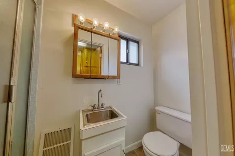 Bath - 701 Pauley St, Tehachapi, CA 93561 photo 2 of 5