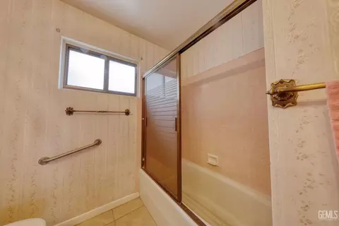 Bath - 701 Pauley St, Tehachapi, CA 93561 photo 5 of 5
