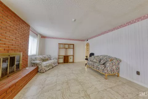 Living - 701 Pauley St, Tehachapi, CA 93561 photo 1 of 5