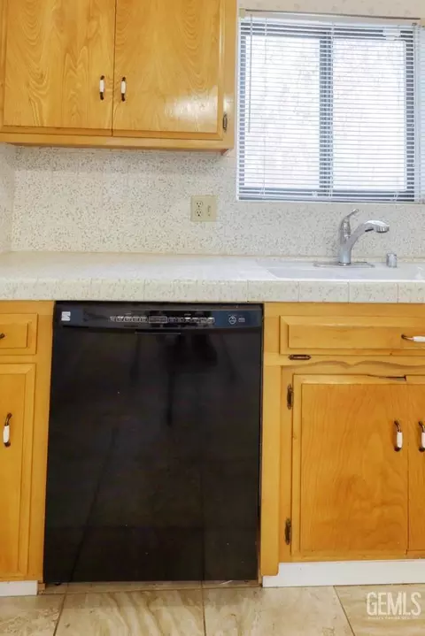 Kitchen - 701 Pauley St, Tehachapi, CA 93561 photo 5 of 6