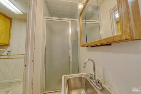 Bath - 701 Pauley St, Tehachapi, CA 93561 photo 1 of 5