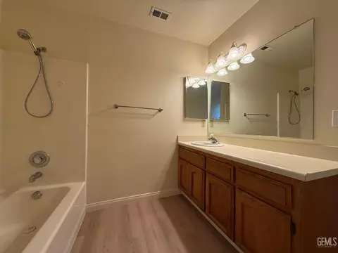 Bath - 506 Buchanan St, Taft, CA 93268 photo 3 of 3