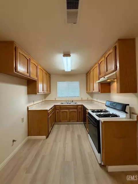 Kitchen - 506 Buchanan St, Taft, CA 93268 photo 1 of 1