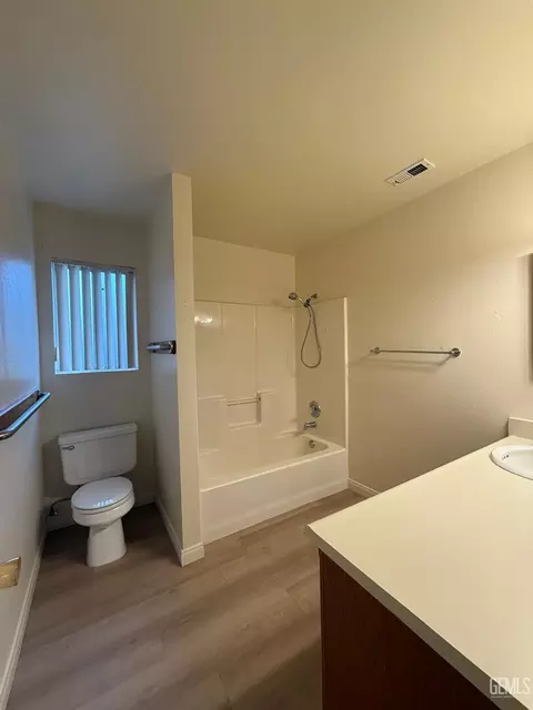 Bath - 506 Buchanan St, Taft, CA 93268 photo 2 of 3