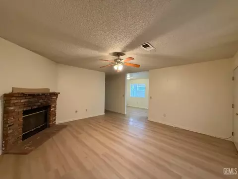 Living - 506 Buchanan St, Taft, CA 93268 photo 2 of 3