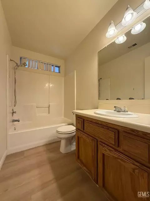 Bath - 506 Buchanan St, Taft, CA 93268 photo 1 of 3