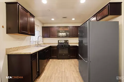 605 Corregidora Ave, Bakersfield, CA 93307 photo 8