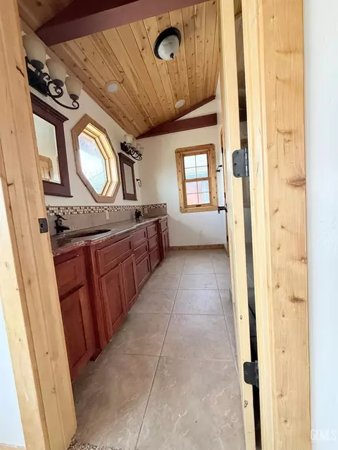 Bath - 26840 Medicine Bow Ct, Tehachapi, CA 93561 photo 1 of 2