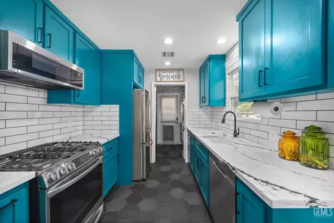 Kitchen - 2500 Cedar St, Bakersfield, CA 93301 photo 4 of 6
